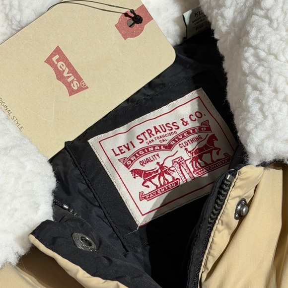 Levi's Black and Tan Puffer Vest - Picture 2 of 5